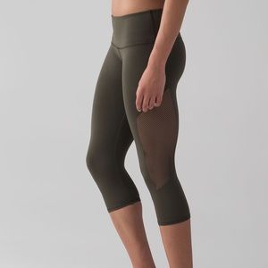 SOLD Lululemon reveal crop // size 4